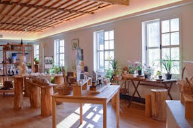 【神戸エリア】展示利用可能なショップ内スペース。リゾート利用のお客様へアピールできる展示スペース