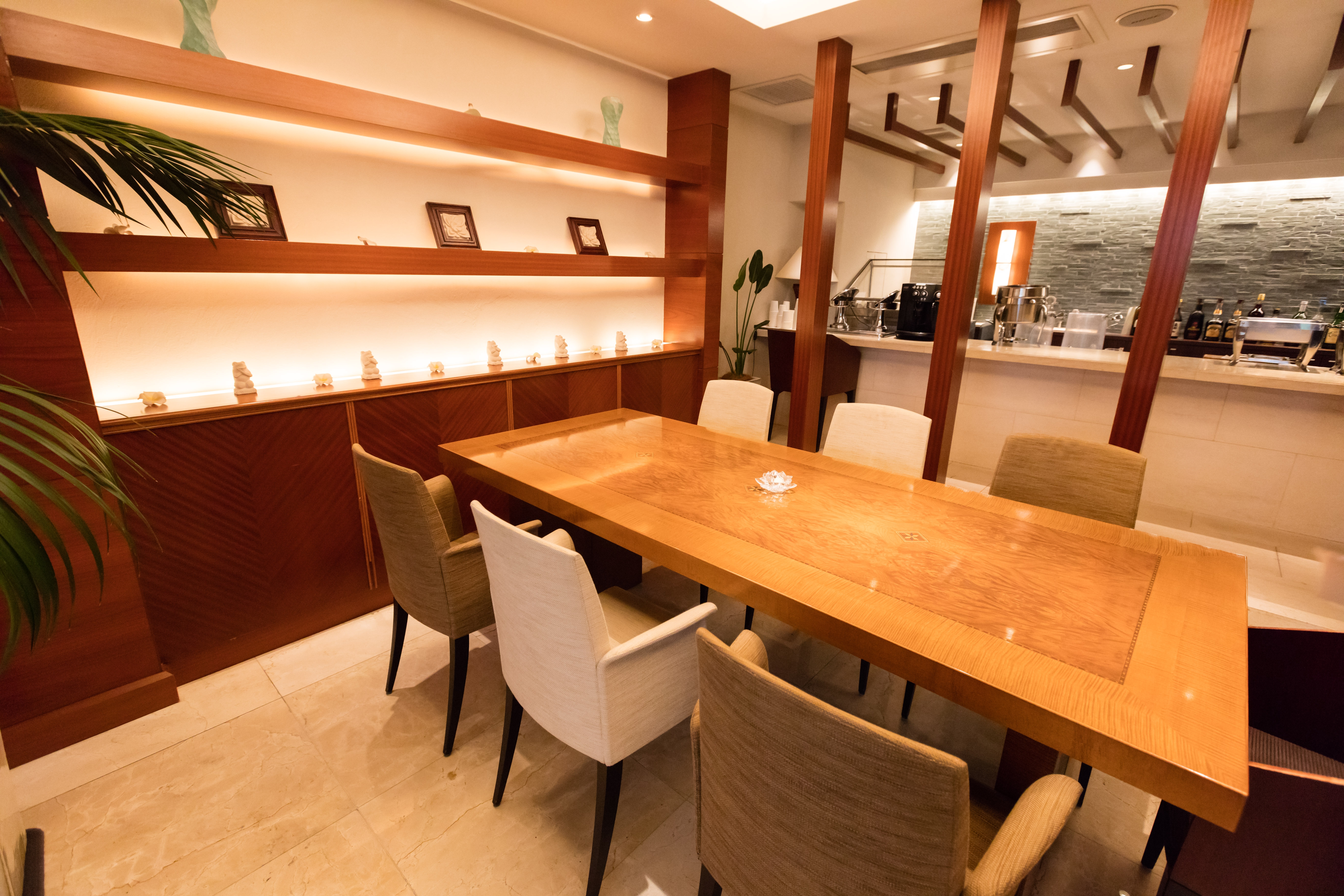 テーブルや椅子をご自由にお使いください。