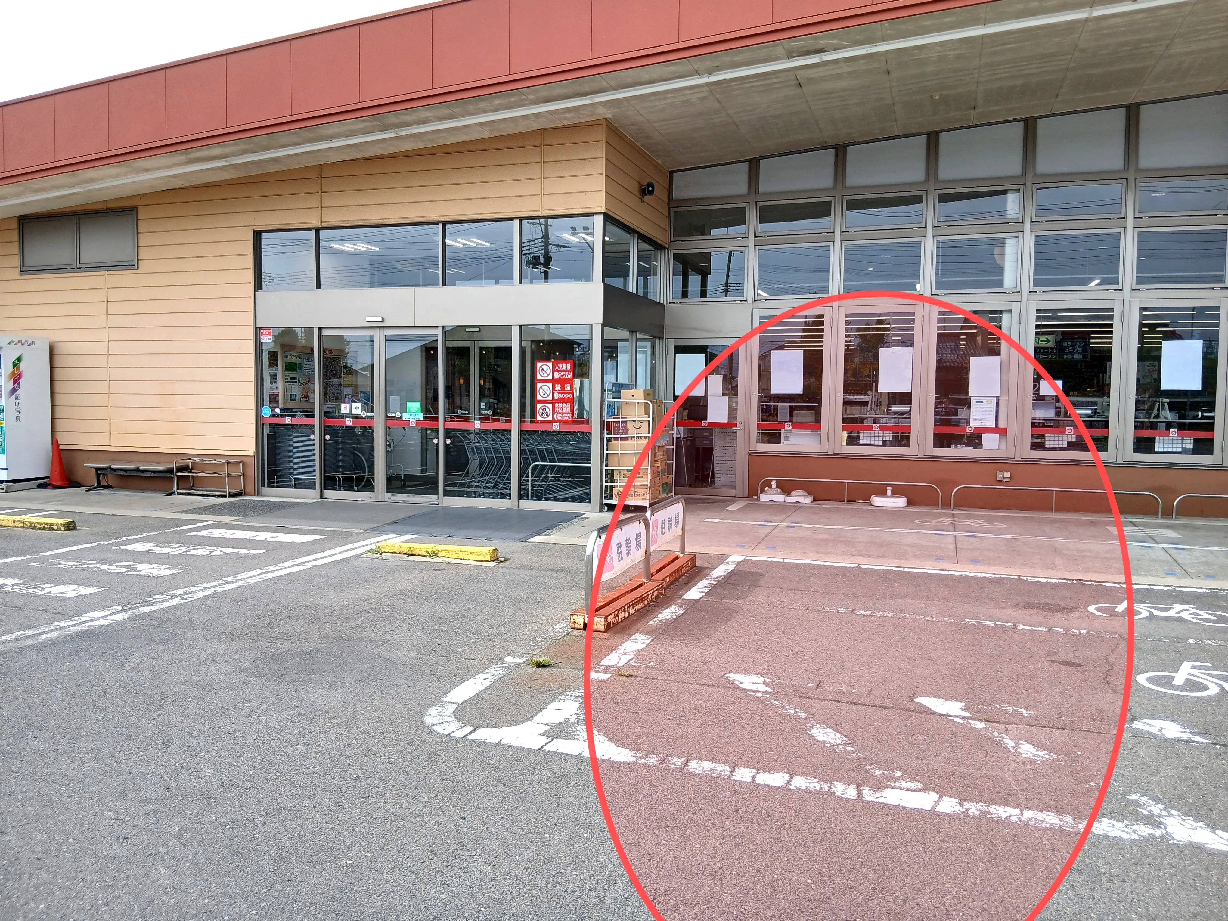 【ウジエスーパー袋原店】食物販や物販に利用可能な駐車場スペース