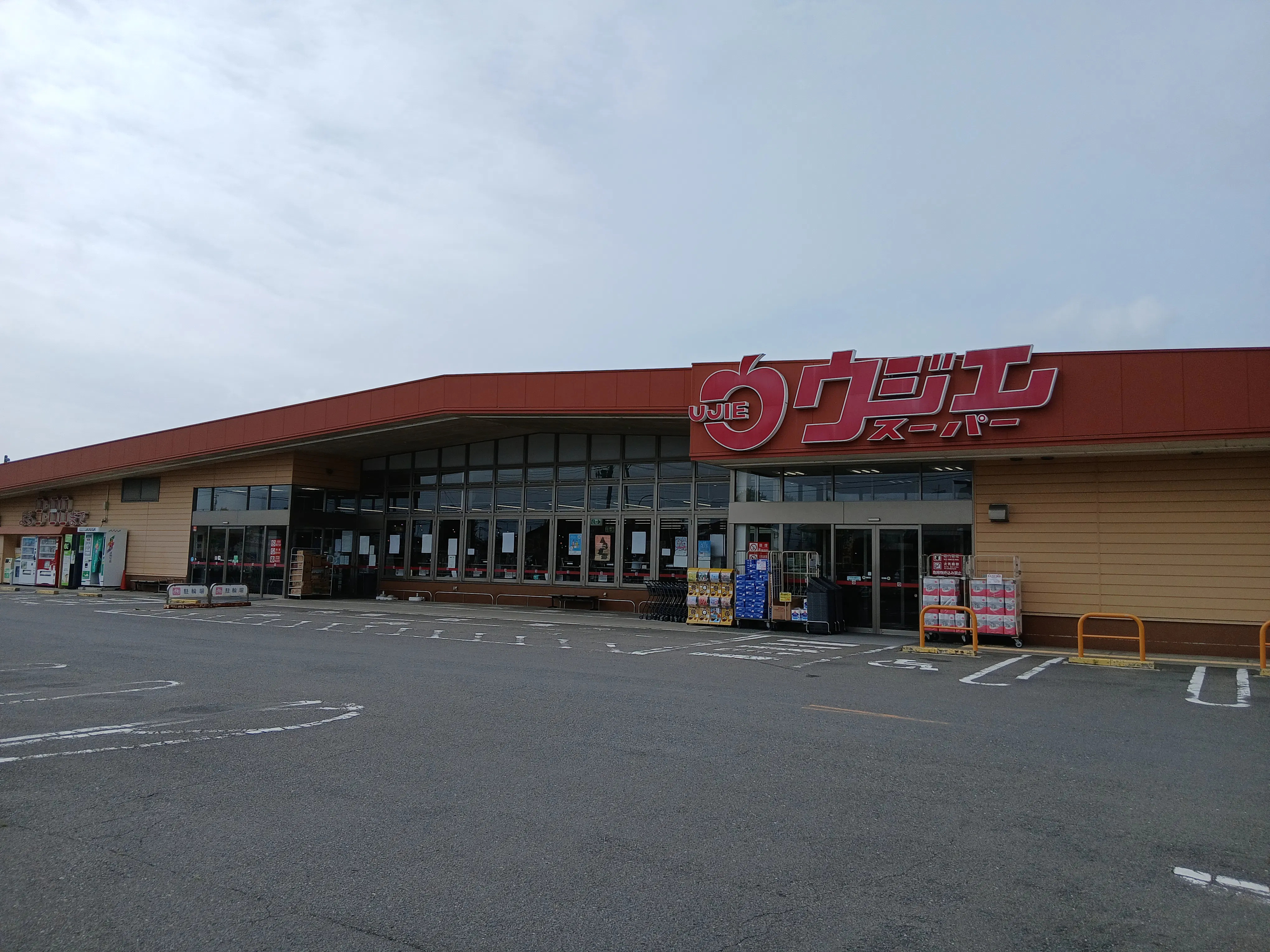 【ウジエスーパー袋原店】食物販や物販に利用可能な駐車場スペース