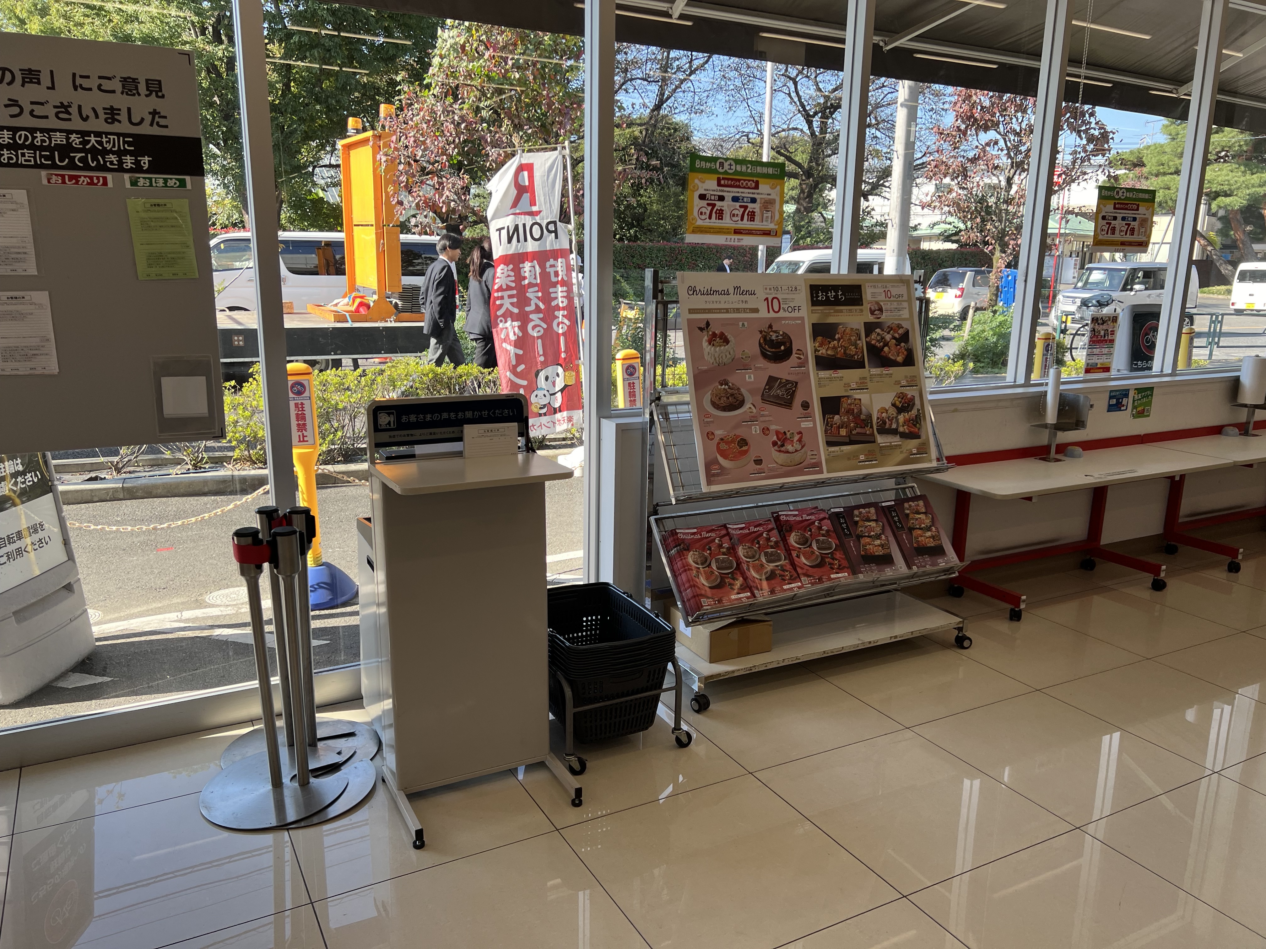 【西友　東大和店】1Fレジ前　プロモーション用途や物販、食物販のポップアップストアに最適なスーパー店内催事イベントスペース