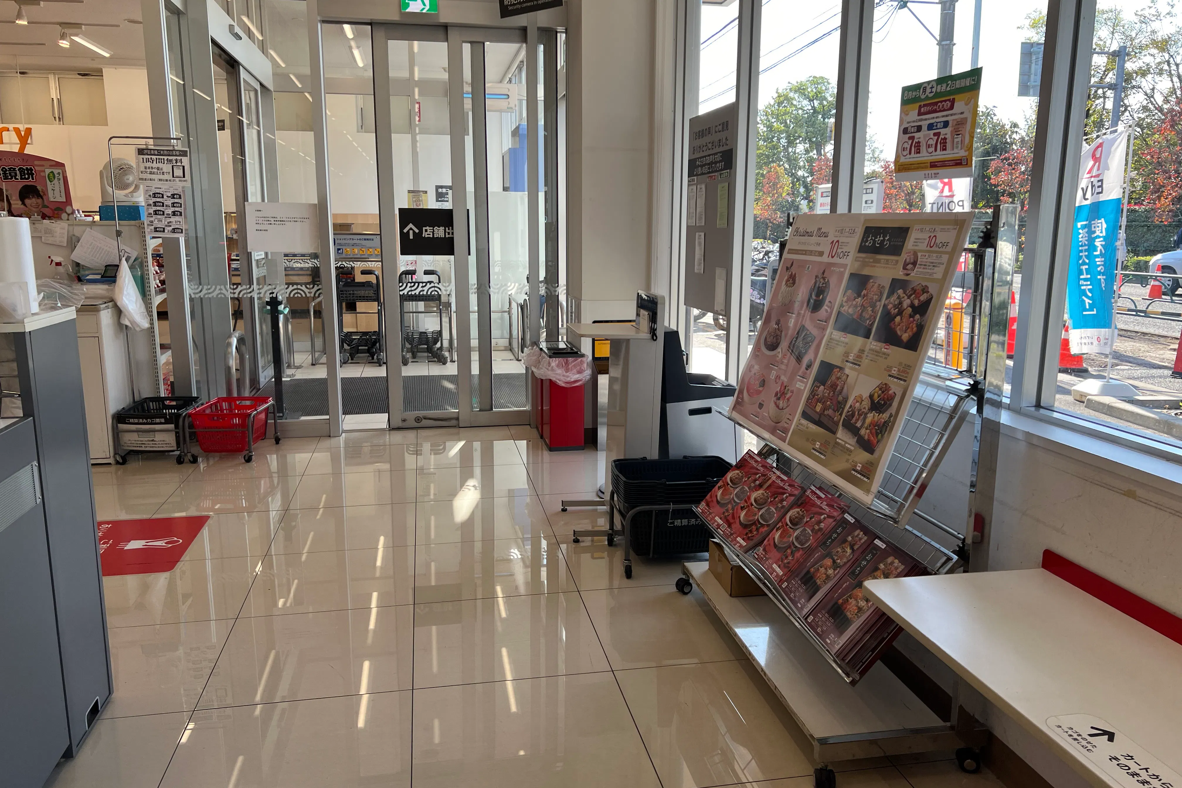 【西友 東大和店】1Fレジ前 プロモーション用途や物販、食物販のポップアップストアに最適なスーパー店内催事イベントスペース