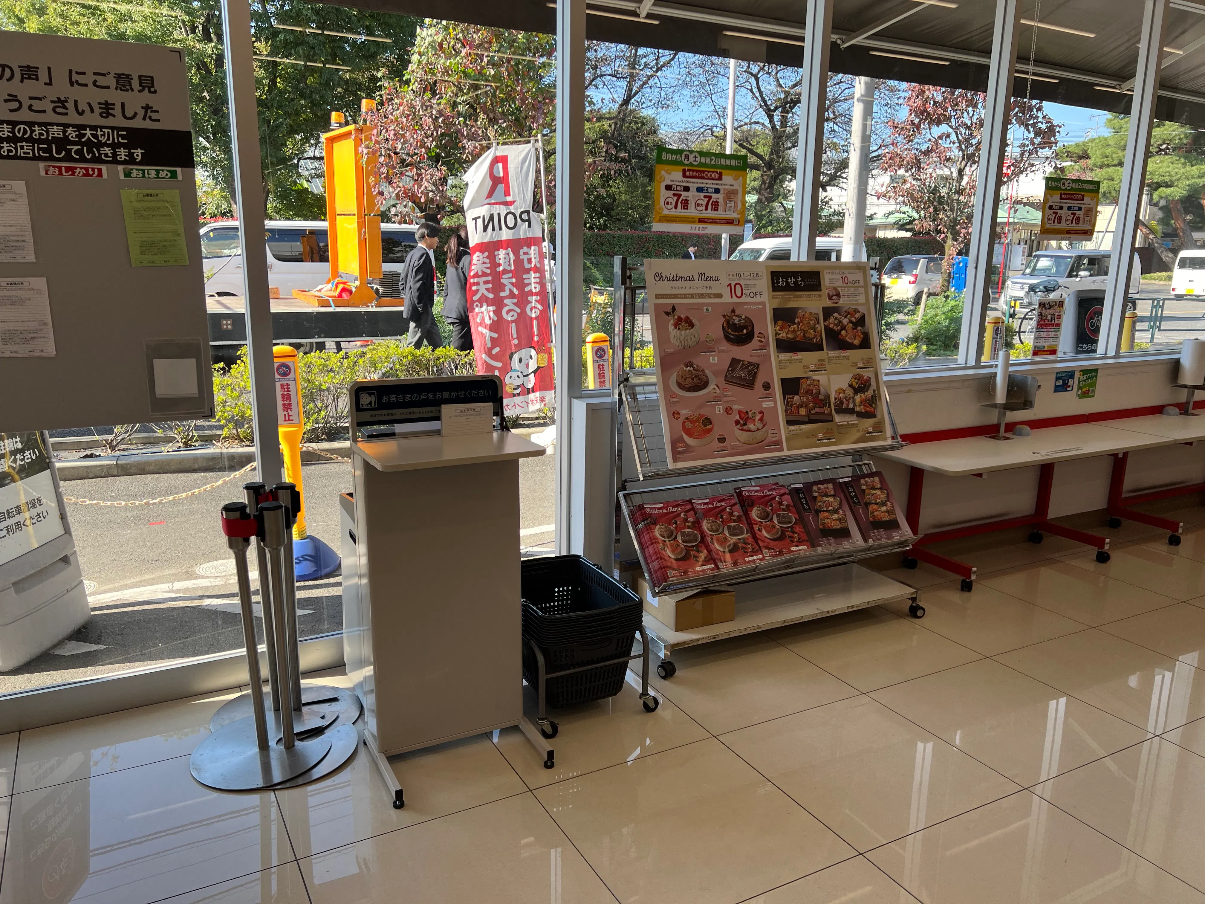 【西友　東大和店】1Fレジ前　プロモーション用途や物販、食物販のポップアップストアに最適なスーパー店内催事イベントスペース