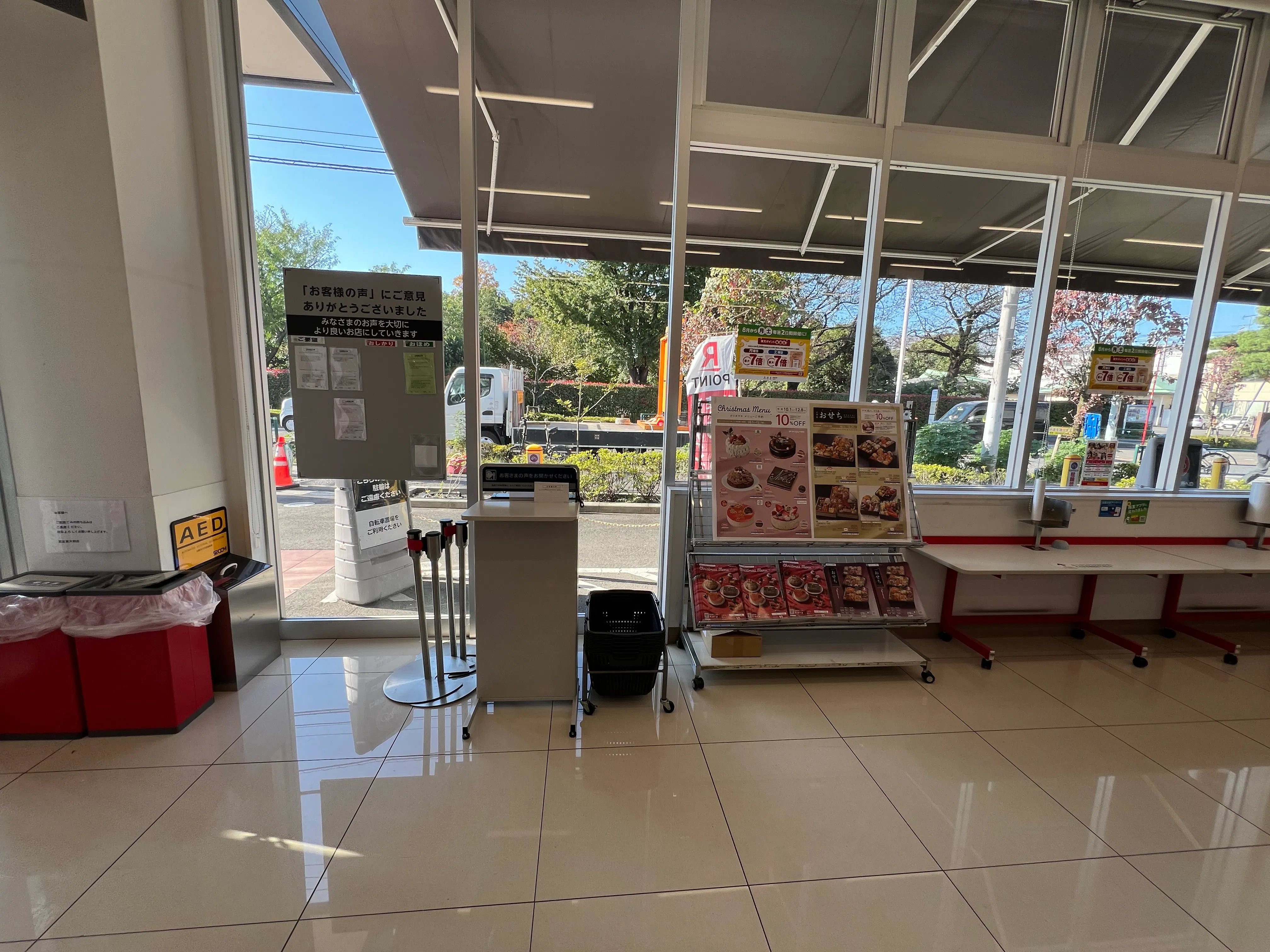 【西友　東大和店】1Fレジ前　プロモーション用途や物販、食物販のポップアップストアに最適なスーパー店内催事イベントスペース