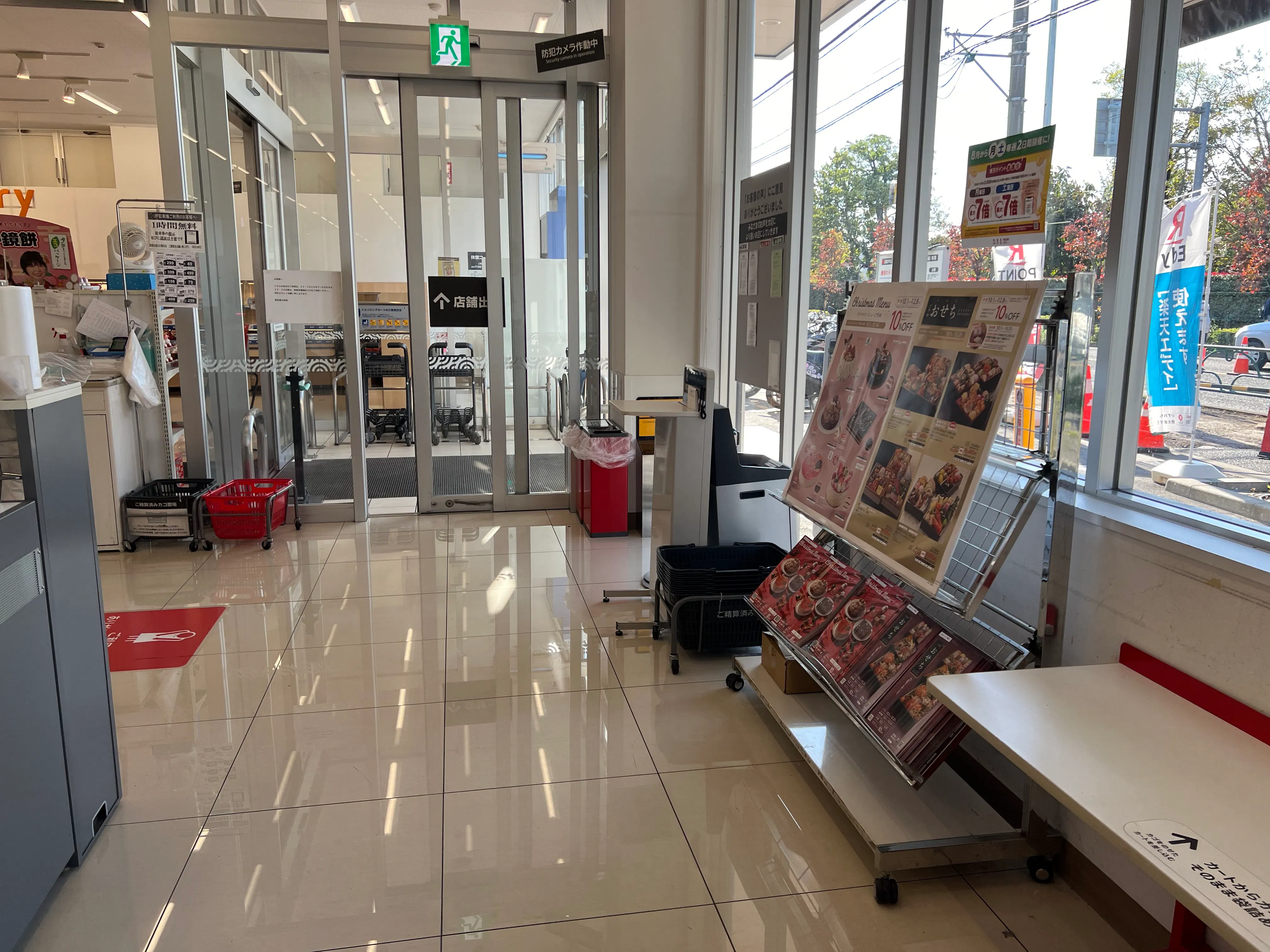 【西友　東大和店】1Fレジ前　プロモーション用途や物販、食物販のポップアップストアに最適なスーパー店内催事イベントスペース