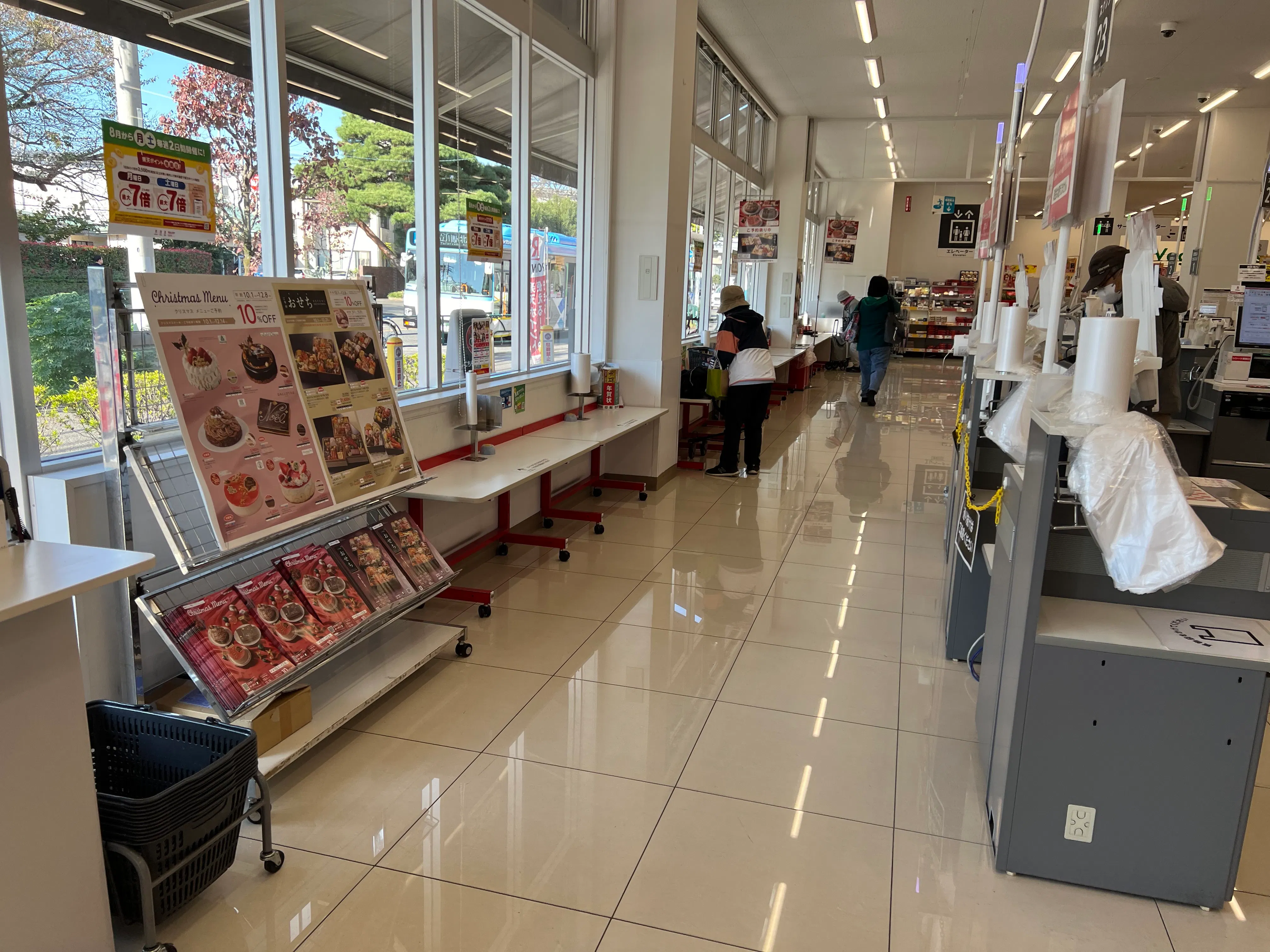 【西友　東大和店】1Fレジ前　プロモーション用途や物販、食物販のポップアップストアに最適なスーパー店内催事イベントスペース