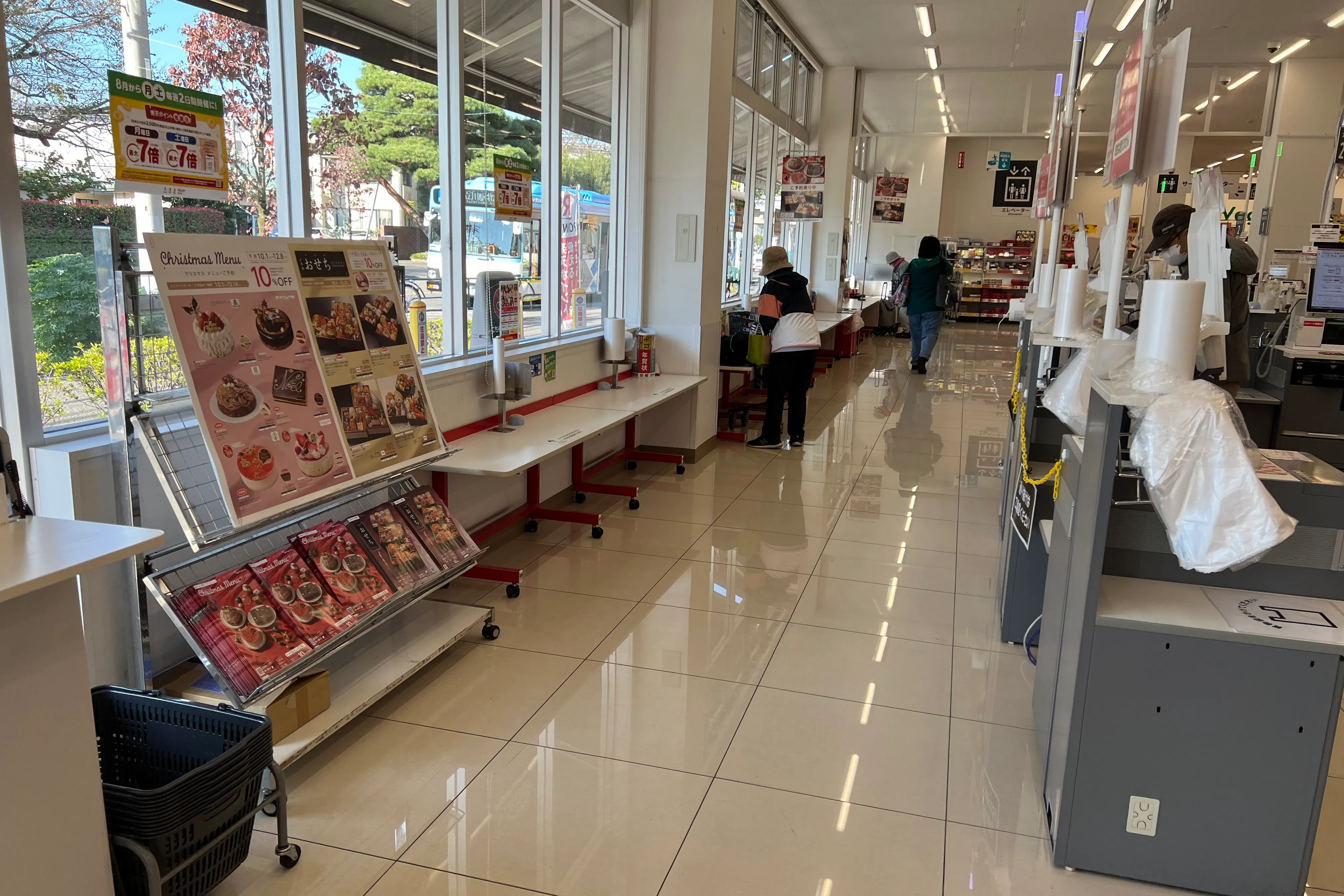 【西友 東大和店】1Fレジ前 プロモーション用途や物販、食物販のポップアップストアに最適なスーパー店内催事イベントスペース
