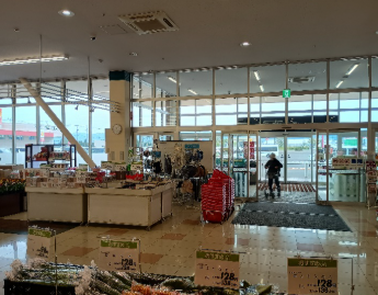 【マックスバリュ平賀店】入口横スペース 販促プロモーションに最適なスーパー店内催事イベントスペース