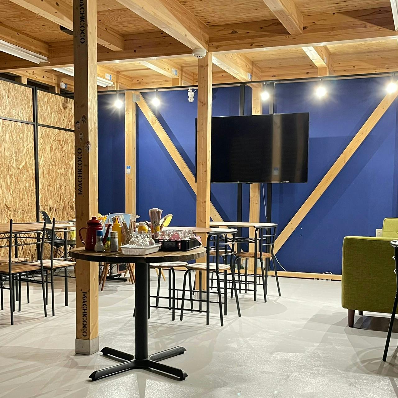 【東大阪市御厨エリア/1F】招待制イベントや体験型ワークショップ、カフェ等の短期出店に最適な木材を活かした空間が特徴のカフェスペース