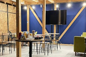【東大阪市御厨エリア/1F】招待制イベントや体験型ワークショップ、カフェ等の短期出店に最適な木材を活かした空間が特徴のカフェスペース
