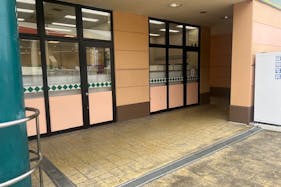 【フレスタ東城店】キッチンカーに利用可能な店頭軒下スペース