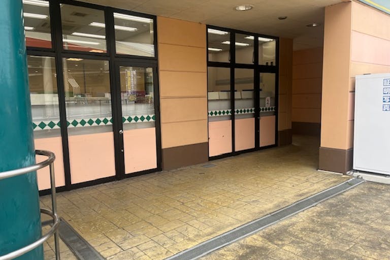 【フレスタ東城店】キッチンカーに利用可能な店頭軒下スペースの画像1