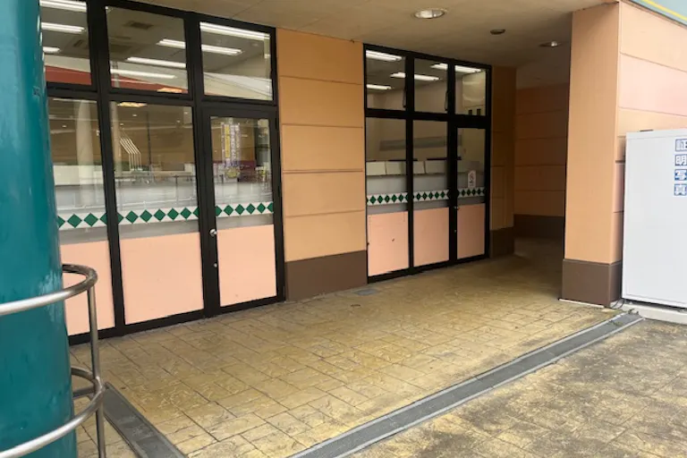 【フレスタ東城店】キッチンカーに利用可能な店頭軒下スペースの画像1