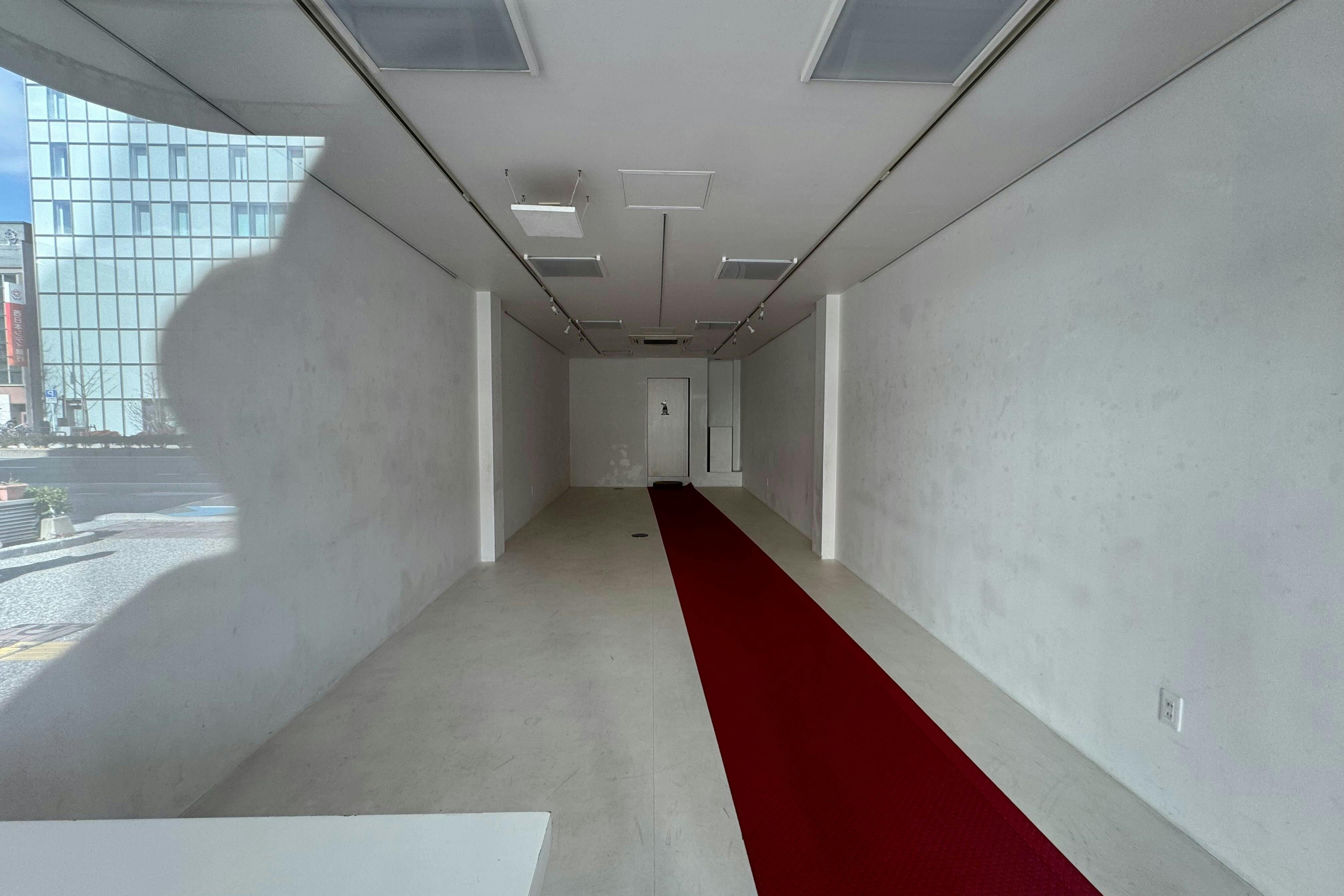 【赤坂駅4分】展示会やポップアップストアに最適な白を基調とした視認性抜群の路面スペース