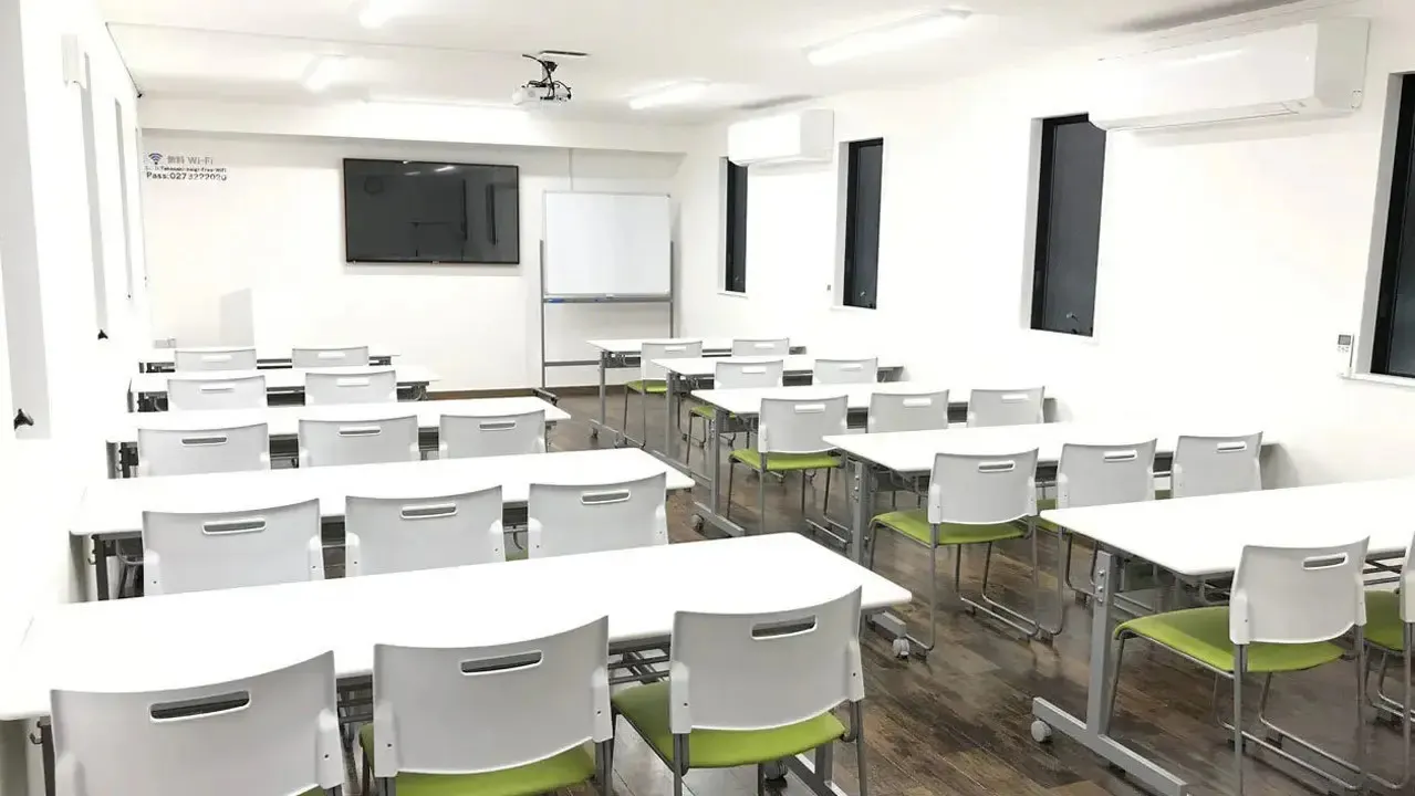 【高崎白銀ビル貸会議室】Room1｜最大26名収容・モニター付きの40㎡貸し会議室｜販売利用OK
