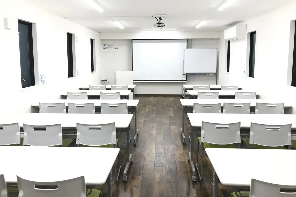 【高崎白銀ビル貸会議室】Room1｜最大26名収容・モニター付きの40㎡貸し会議室｜販売利用OK