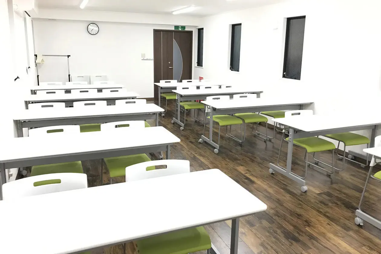【高崎白銀ビル貸会議室】Room1|最大26名収容・モニター付きの40㎡貸し会議室|販売利用OK