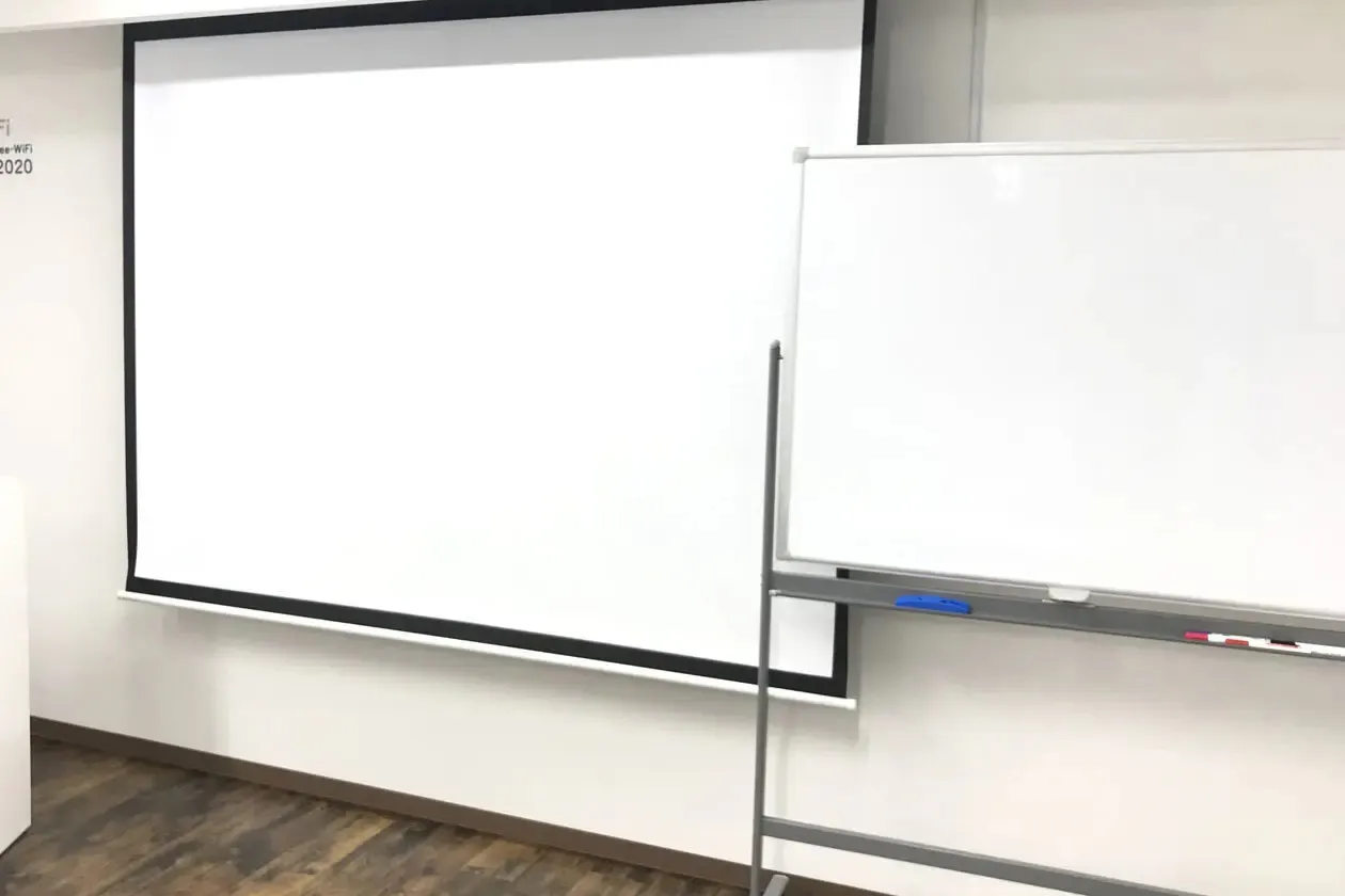 【高崎白銀ビル貸会議室】Room1|最大26名収容・モニター付きの40㎡貸し会議室|販売利用OK