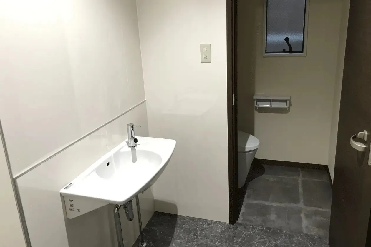 【高崎白銀ビル貸会議室】Room1｜最大26名収容・モニター付きの40㎡貸し会議室｜販売利用OK