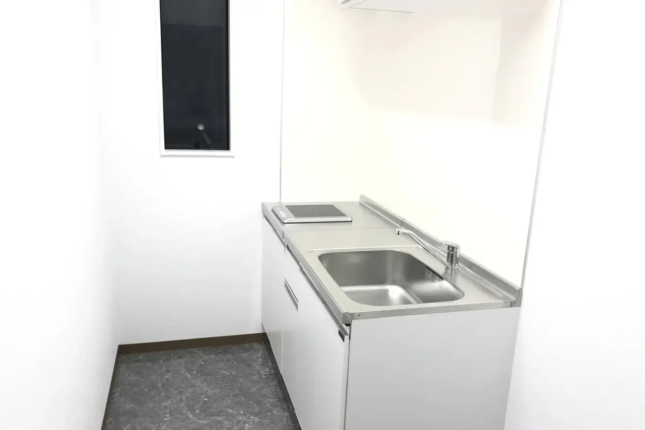 【高崎白銀ビル貸会議室】Room1|最大26名収容・モニター付きの40㎡貸し会議室|販売利用OK