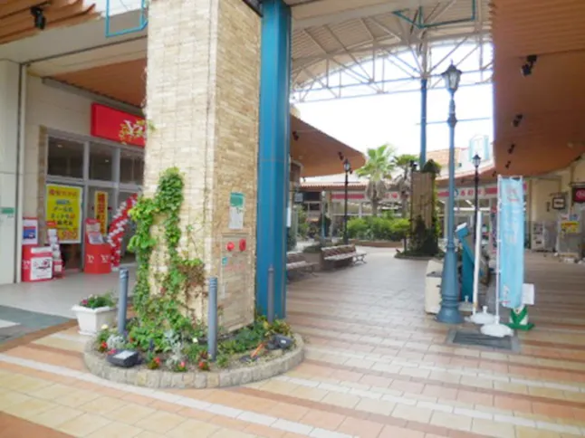 【イオンタウン周南/ウエストコート】携帯キャリアや買取、ウォーターサーバー等のプロモーションや各種物販に最適な通行量の多い大型スーパー前のイベントスペース