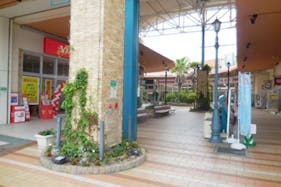 【イオンタウン周南/ウエストコート】携帯キャリアや買取、ウォーターサーバー等のプロモーションや各種物販に最適な通行量の多い大型スーパー前のイベントスペース