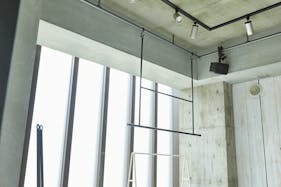 【外苑前駅10分】展示会や撮影に適した自然光差し込む什器が豊富なイベントスペース