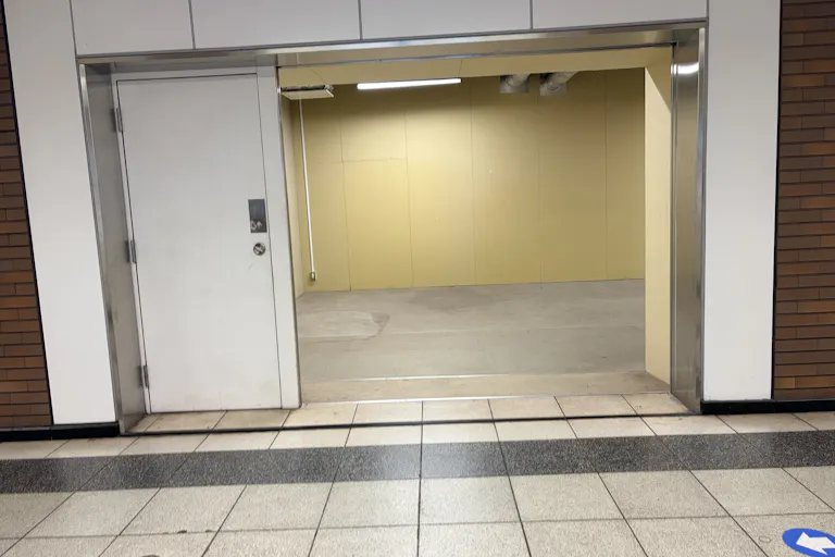 【横浜市営地下鉄 関内駅A区画(改札側)】改札から1番出口方面に出てすぐ