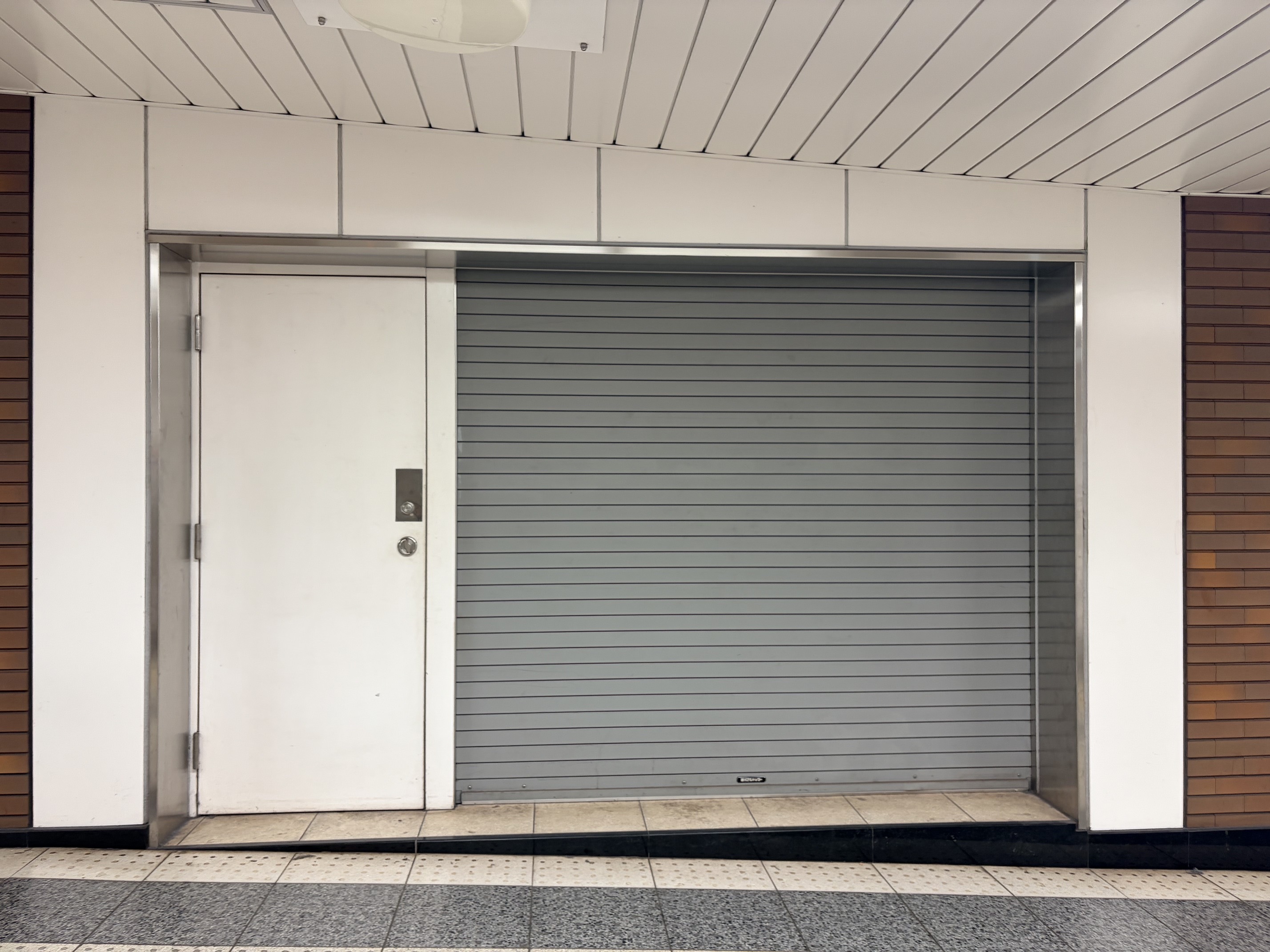 １番右の区画のシャッターは開放不可