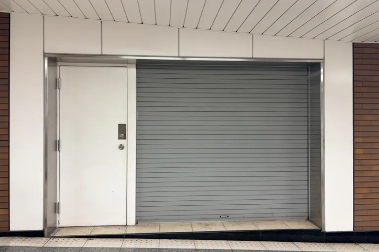 1番右の区画のシャッターは開放不可