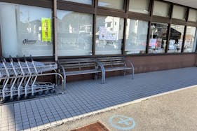 【オークワ古座川】販促キャンペーンやプロモーションイベントに適した催事スペース(軒下)