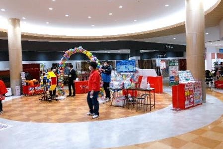 【イオンタウン能代】大型のセールスプロモーションやインストアライブ等に適した施設中央の広々としたイベントスペース