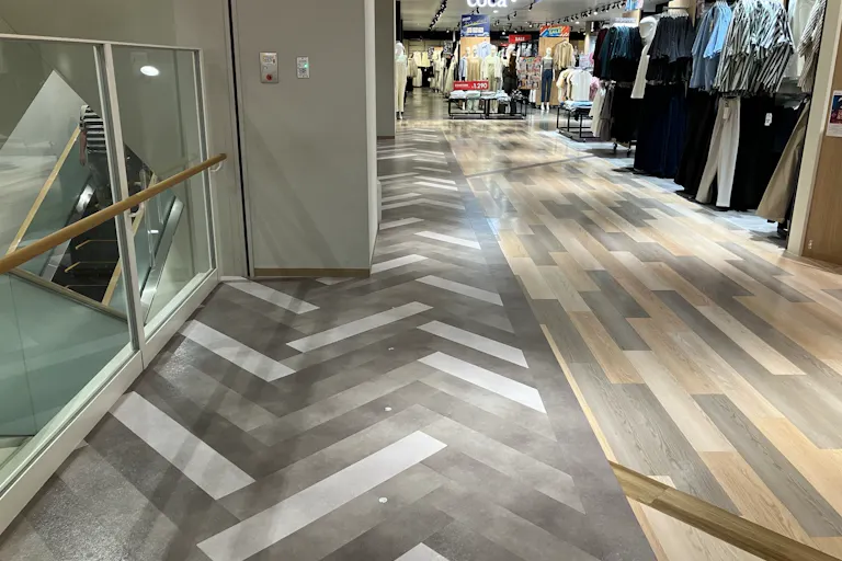 【KAMEIDO CLOCK】2階エスカレーター横 物販、食物販のポップアップストアや販促プロモーションに最適な催事イベントスペースの画像2