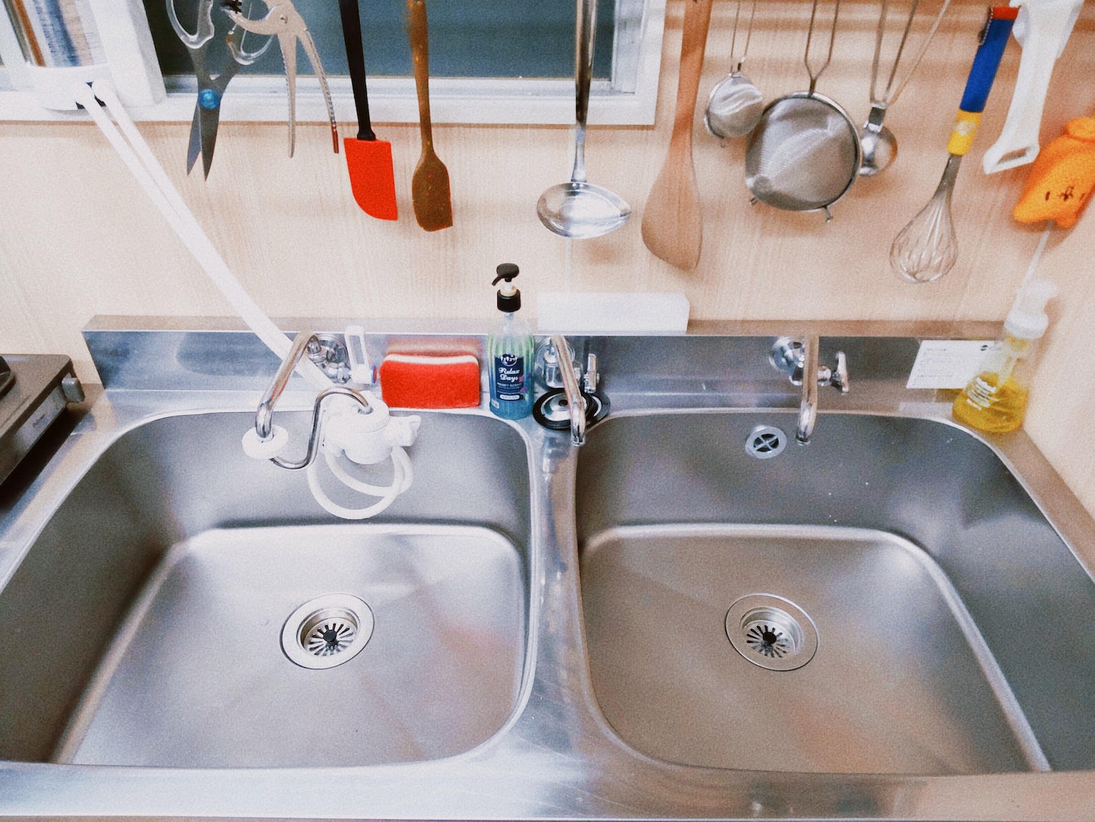 流し台です。 調理器具も各種揃っております。