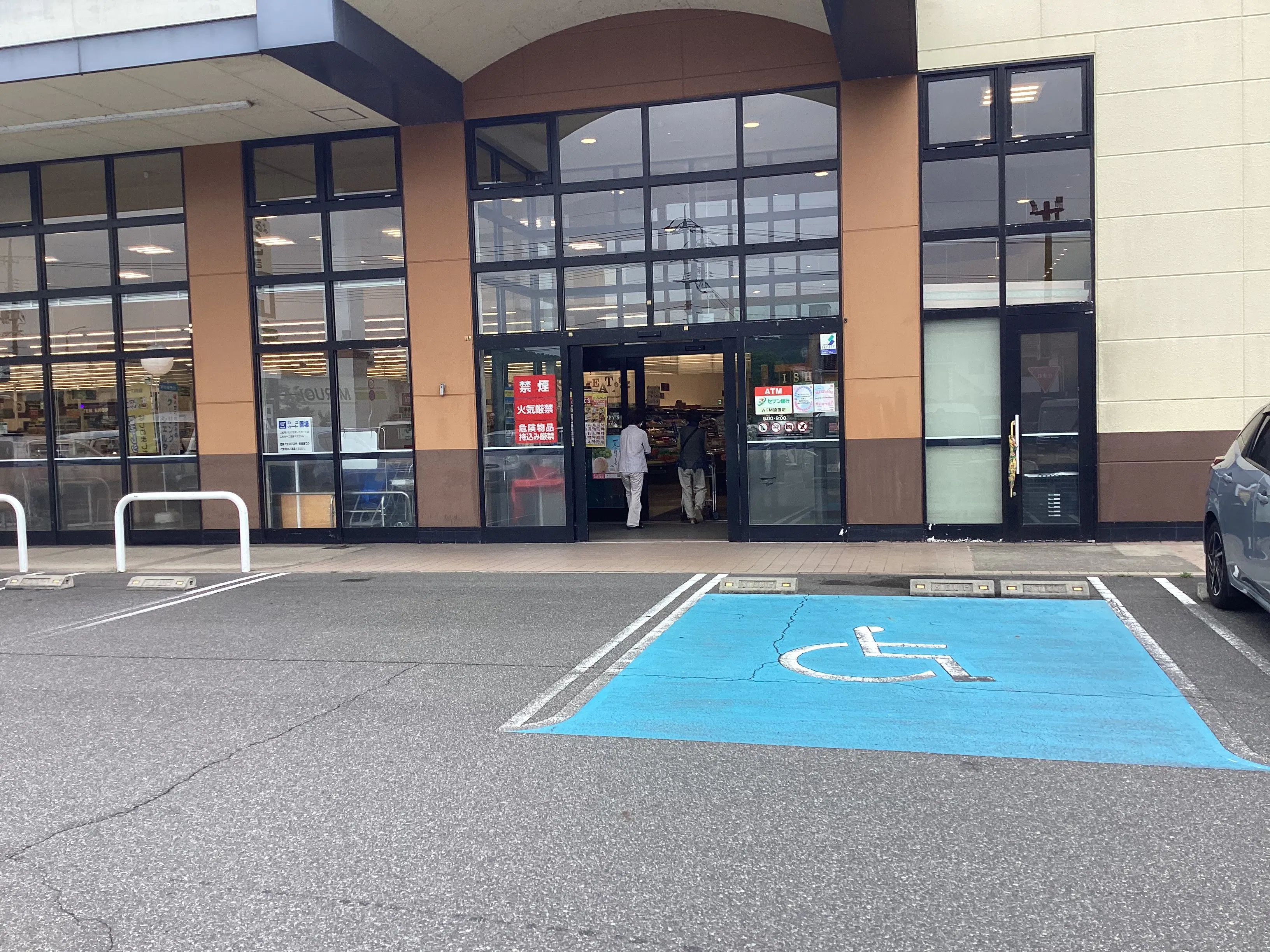 【天満屋ハピーズ井原店】駐車場 各種プロモーション、会員獲得イベントに最適な屋外催事イベントスペース