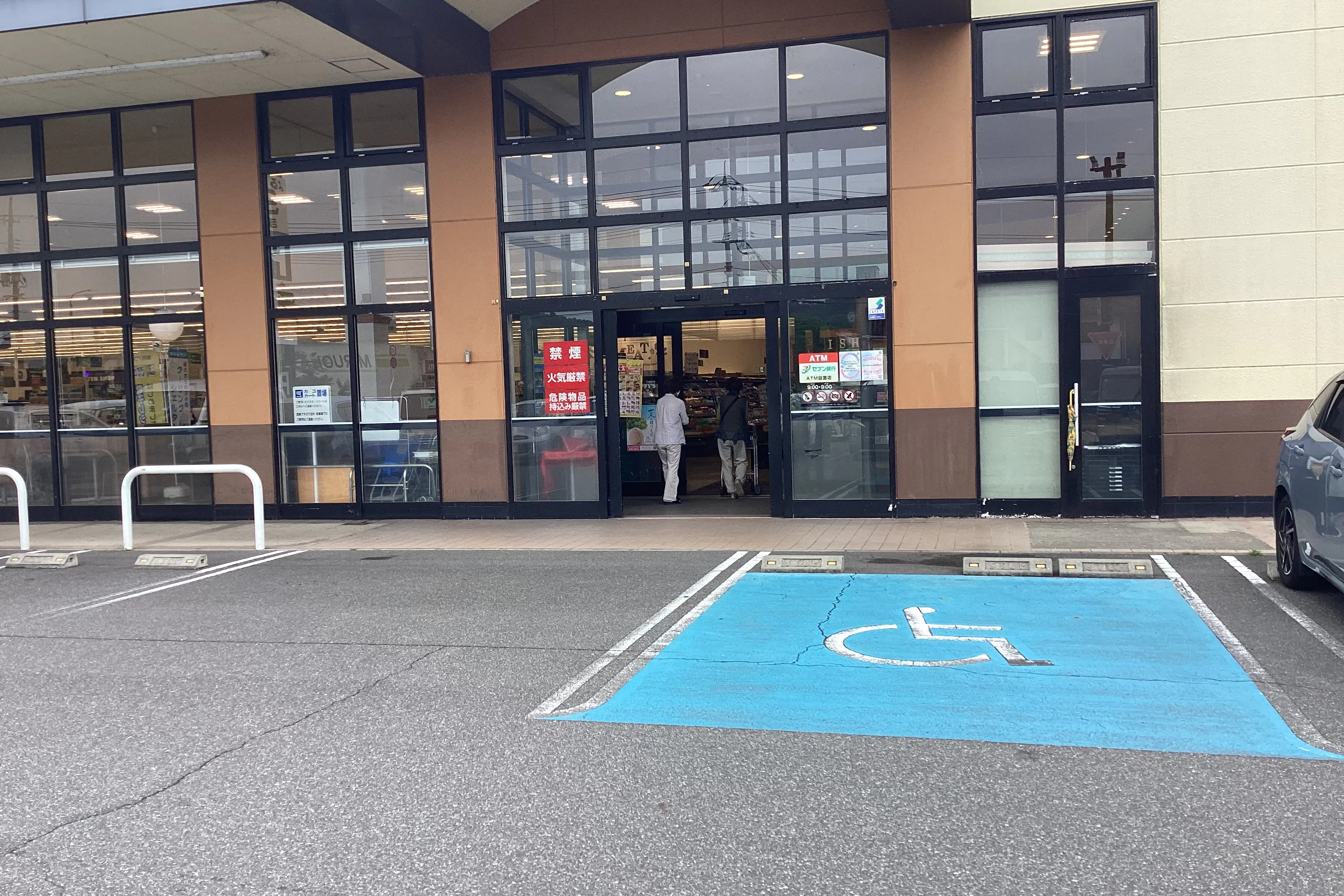 【天満屋ハピーズ井原店】駐車場 各種プロモーション、会員獲得イベントに最適な屋外催事イベントスペース
