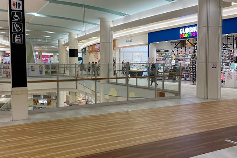 【イオンモール八幡東】⑨3F中央エスカレーター横A(タイムステーション)の画像1