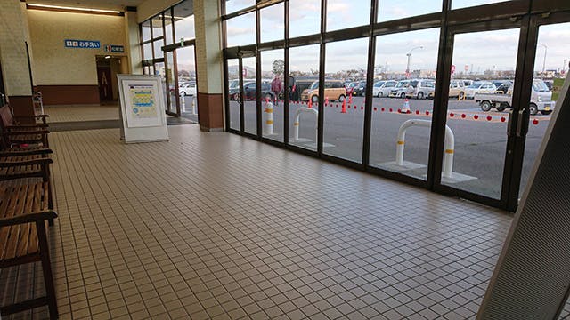 【イオンモールつがる柏】ダイソー前風除室の画像