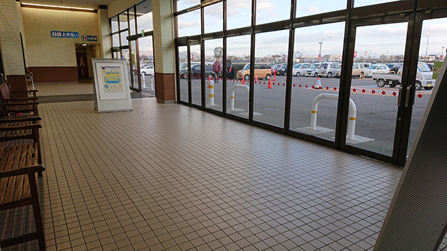 【イオンモールつがる柏】ダイソー前風除室