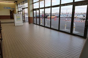 【イオンモールつがる柏】ダイソー前風除室