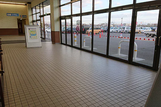 【イオンモールつがる柏】ダイソー前風除室