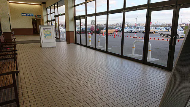 【イオンモールつがる柏】ダイソー前風除室の画像