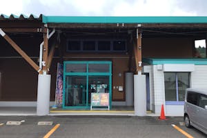 【ダイナム白河店】キッチンカーやプロモーションイベントの開催に最適なアミューズメント施設のイベントスペース(出入口前)