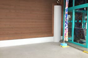 【ダイナム白河店】キッチンカーやプロモーションイベントの開催に最適なアミューズメント施設のイベントスペース(出入口前)