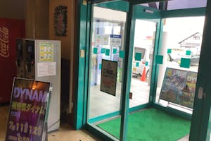 【ダイナム白河店】キッチンカーやプロモーションイベントの開催に最適なアミューズメント施設のイベントスペース(出入口前)