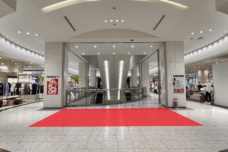 【アミュプラザ鹿児島】ファッション関係の雑貨や、アパレル商品の物販催事に適したコンパクトなイベントスペース(1F郵便局側エスカレーター近く)の画像1