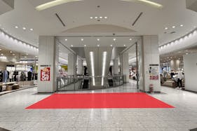 【アミュプラザ鹿児島】ファッション関係の雑貨や、アパレル商品の物販催事に適したコンパクトなイベントスペース(1F郵便局側エスカレーター近く)