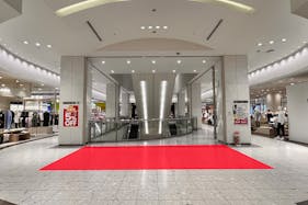 【アミュプラザ鹿児島】ファッション関係の雑貨や、アパレル商品の物販催事に適したコンパクトなイベントスペース(1F郵便局側エスカレーター近く)