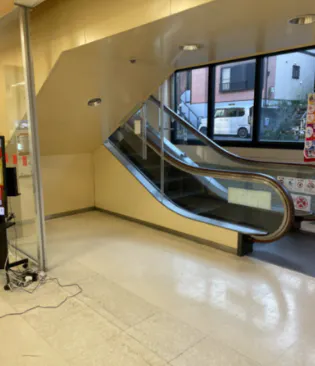 【ベストマム 萩店】B1階エスカレーター登り口スペース