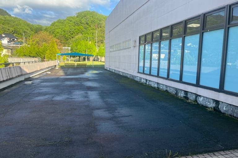 【コムズ安佐パーク】プロモーションイベント、物販に利用可能な正面入り口エントランスの屋外スペースの画像1